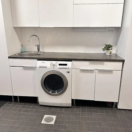 Polar Yllaes, Σπίτι διακοπών *